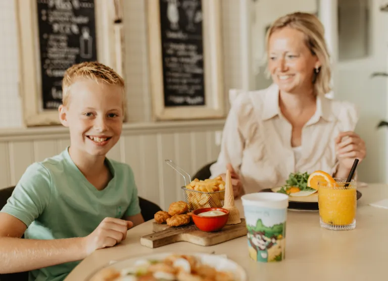 Camping de kleine wolf faciliteit horeca gezin lunchen 3