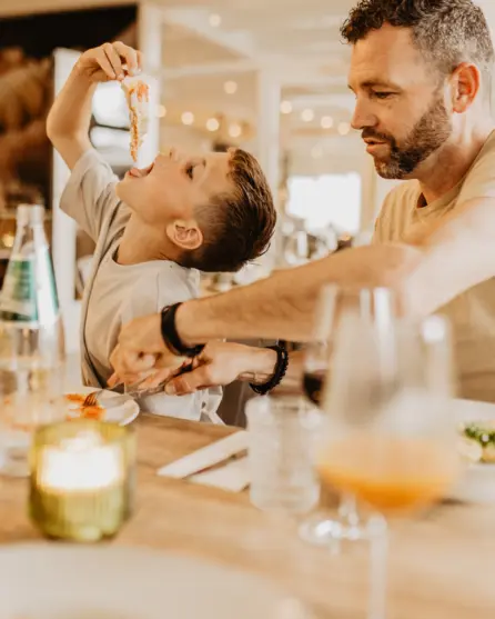 Camping de kleine wolf italiaan pizza punt eten jongen