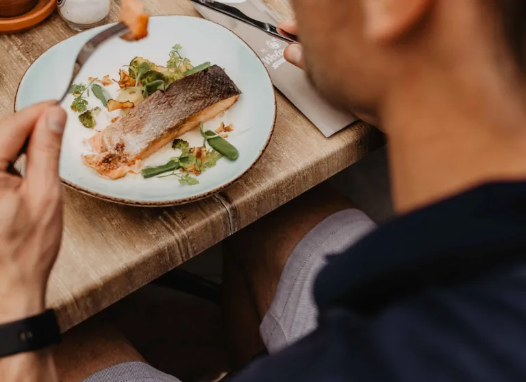 Camping de kleine wolf faciliteit horeca zalm snijden