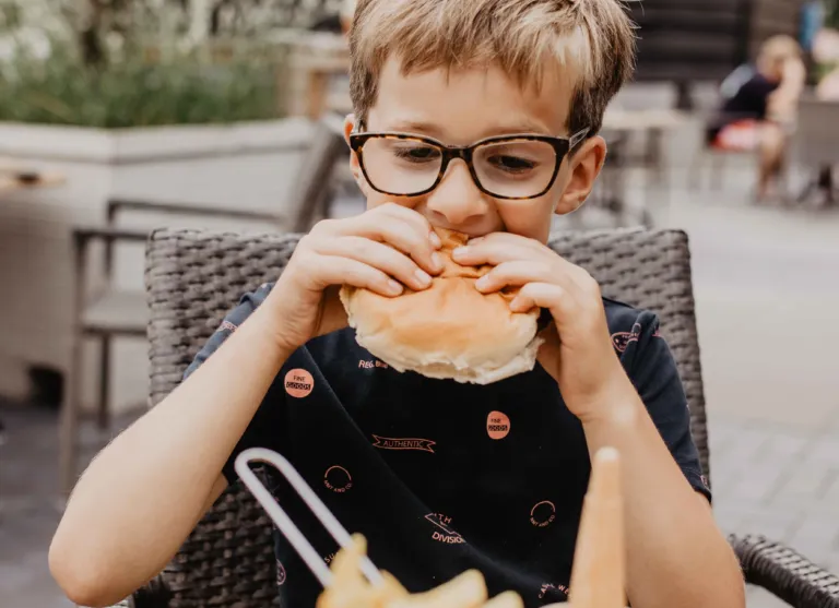 Camping de kleine wolf faciliteit horeca jongen eet burger 2